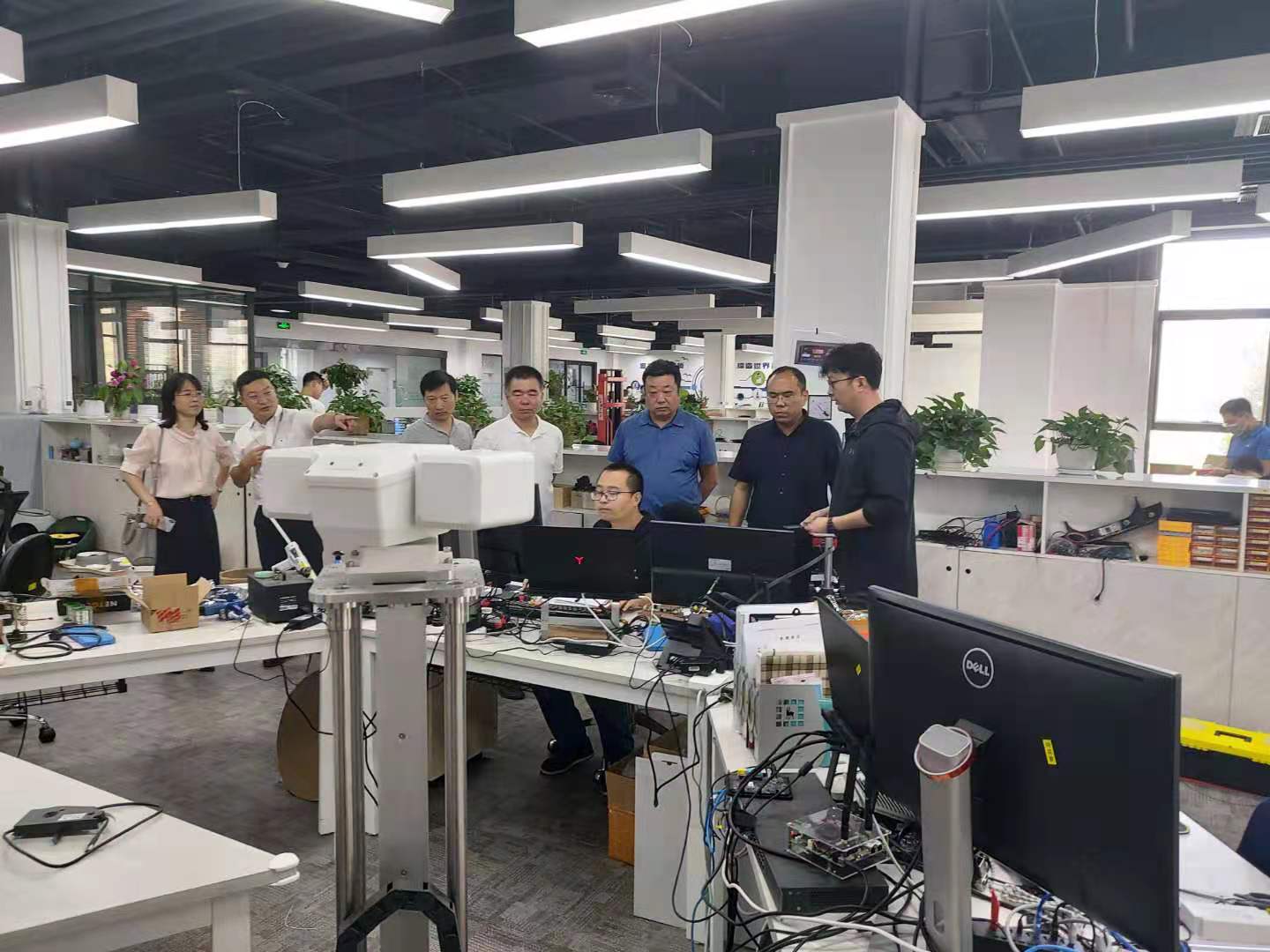 攜手并進，智造未來 我校與沈陽呂尚科技公司深化校企合作，共探智能機器人研發新篇章